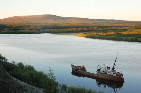 Buque hundido abandonado en el río Kolyma — Foto de Stock