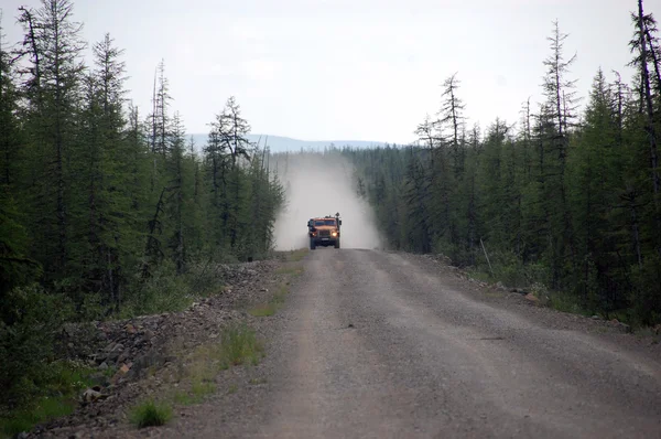Camión en Chukotka carretera de grava área de taiga — Foto de Stock