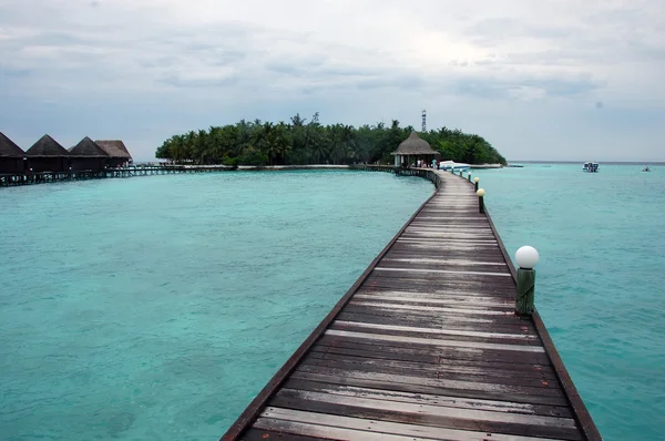 Drewniane molo w Malediwy island resort — Zdjęcie stockowe