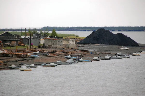 Båtar vid Kolyma River Coast Town — Stockfoto