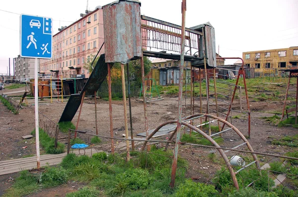 Velho parque infantil danificado enferrujado no distrito de Chersky cidade Kolyma reg — Fotografia de Stock