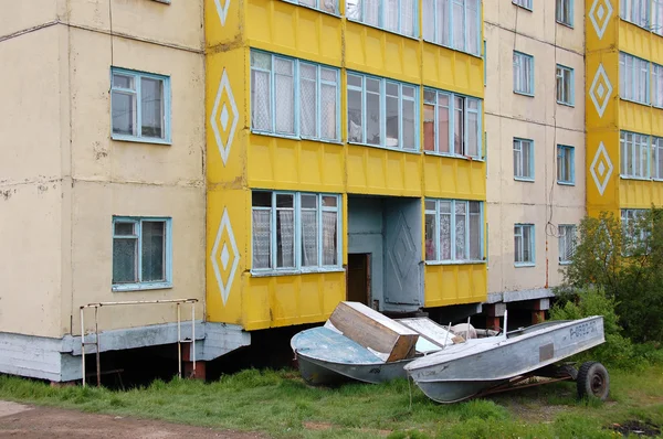 Barcos en tierra cerca del edificio de apartamentos — Foto de Stock