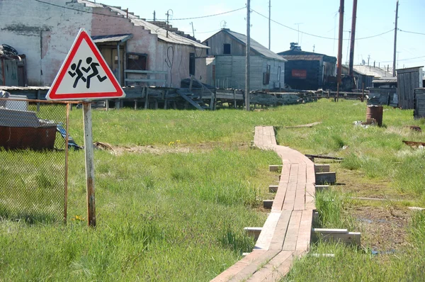 Дети переходят предупреждающий знак в сельской местности — стоковое фото