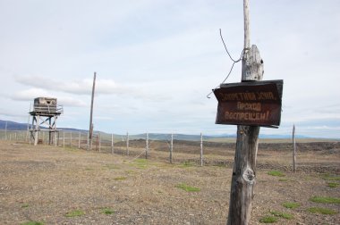 Terk edilmiş tundra alan tabelaya paslı metal yasağı