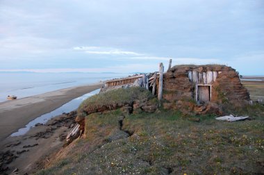 Arctic Island yaz sakin deniz kıyısında terkedilmiş kırık çamur kulübesi