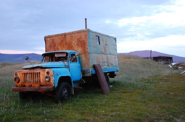 Cabana de lama quebrada abandonada na tundra ártica de verão — Fotografia de Stock