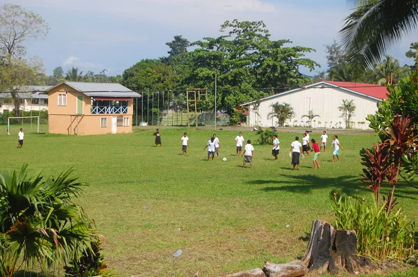 Las mujeres juegan fútbol en el campus de la escuela secundaria — Foto de Stock