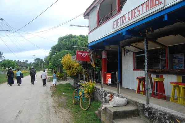 People at road near guesthouse South Pacific — Stock Photo, Image