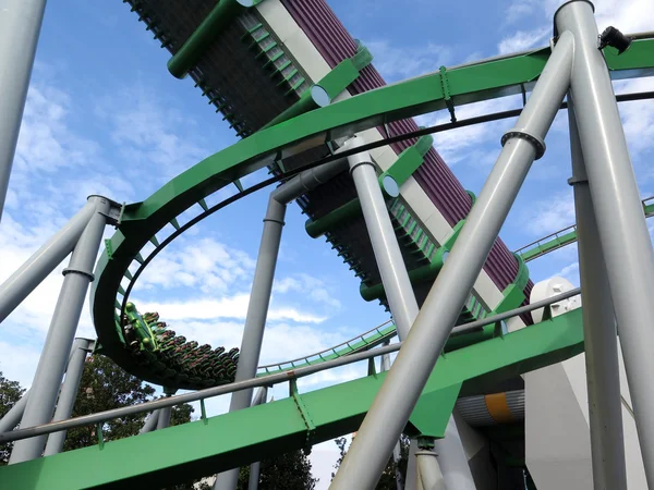 Roller Coaster z na tle niebieskiego nieba — Zdjęcie stockowe