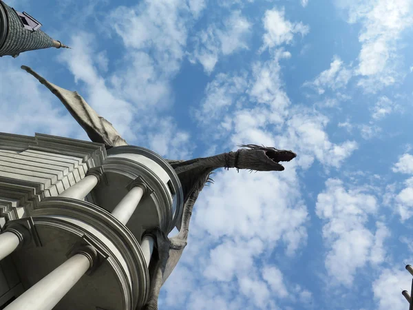 Dragón en Diagon Alley cerca del paseo de Harry Potter en Universal S — Foto de Stock