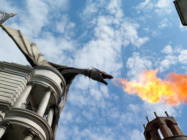 Drache in der Diagonalen Gasse in der Nähe des harry potter ride at universal s — Stockfoto