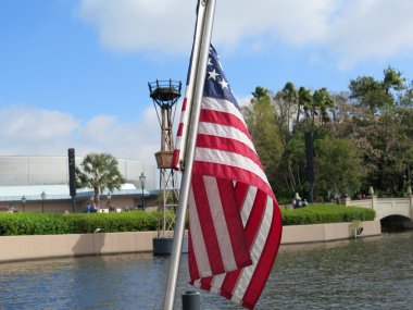 Bulutlu gökyüzüne karşı Amerikan bayrağı