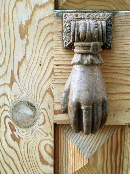 Ahşap bir kapı üzerinde eski bronz tokmağı — Stok fotoğraf