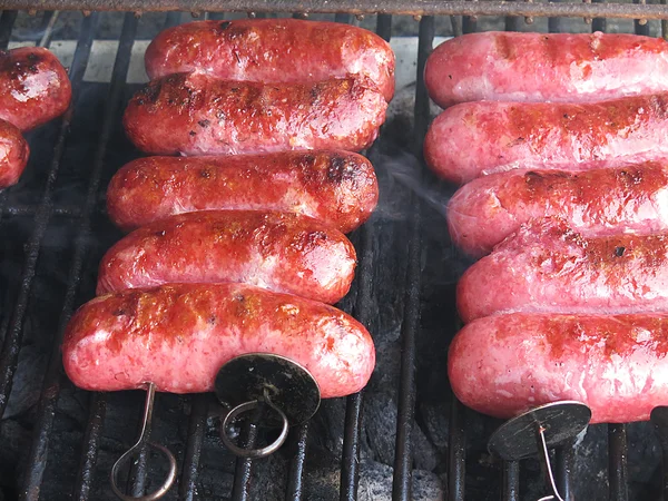 Grillwürste auf dem Grill — Stockfoto