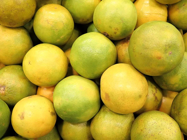 Крупный план свежих зеленых апельсинов — стоковое фото