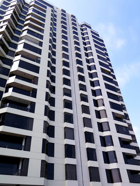 Modern building against cloudy sky — Stock Photo, Image