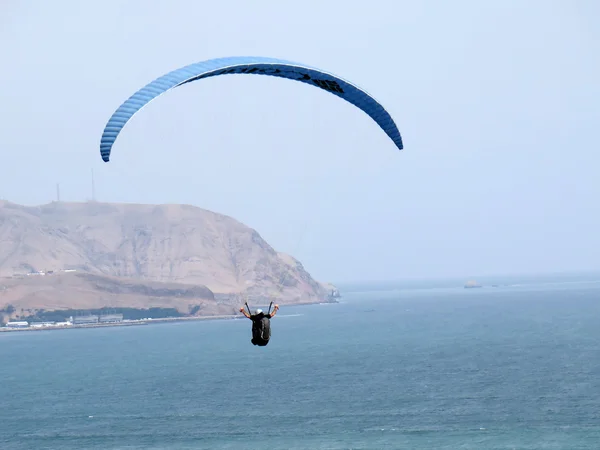 Le parapente vole dans le ciel bleu — Photo