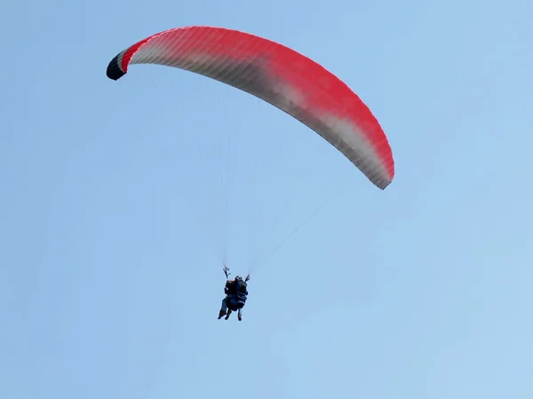 Parapente está voando no céu azul — Fotografia de Stock