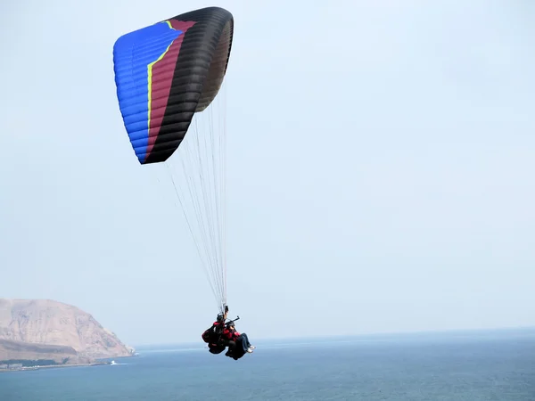 Le parapente vole dans le ciel bleu — Photo