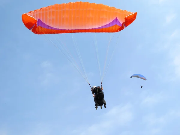 Siklóernyő repül a kék égen — Stock Fotó