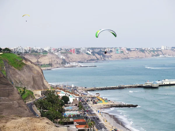 Stock Fotó - lövés a zöld parton strand Lima-Peru — Stock Fotó