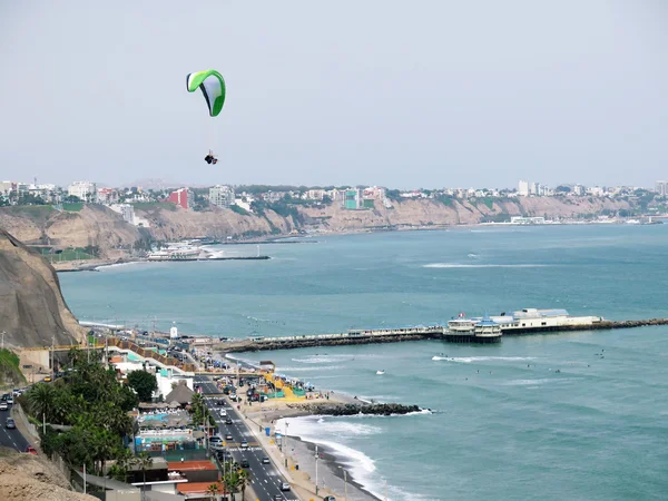 Stock Fotó - lövés a zöld parton strand Lima-Peru — Stock Fotó