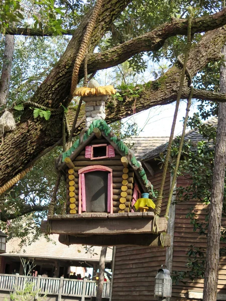Kleurrijke birdhouse in het forest — Stockfoto
