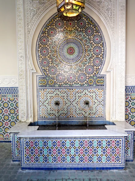 Типовий марокканський плитковий фонтан — стокове фото