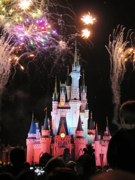 Burg mit Feuerwerk — Stockfoto