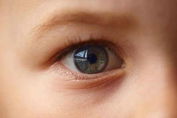 Primo Piano Dell Occhio Del Bambino Che Guarda Telecamera Diagnosi — Foto Stock