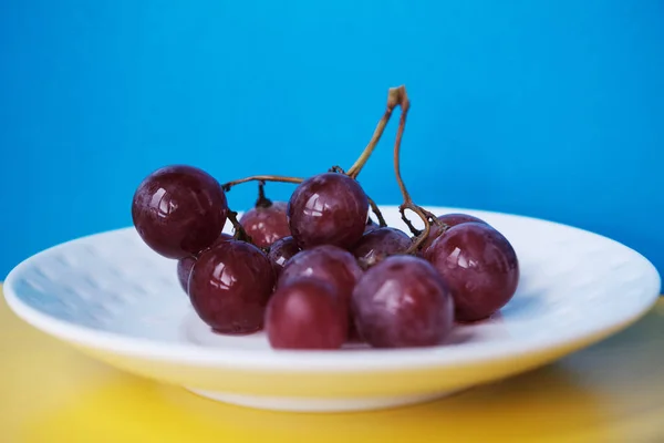 Pequeno Bando Uvas Cor Rosa Jaz Num Pires Branco Uvas — Fotografia de Stock