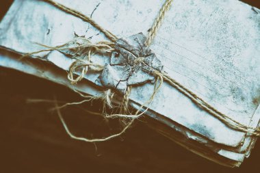 Kablo ve ilmikle bağlanmış tozlu, eski antika mektuplar. Grunge posta zarfı ya da balmumu mühürlü mektup. Posta teslimatı kavramı.