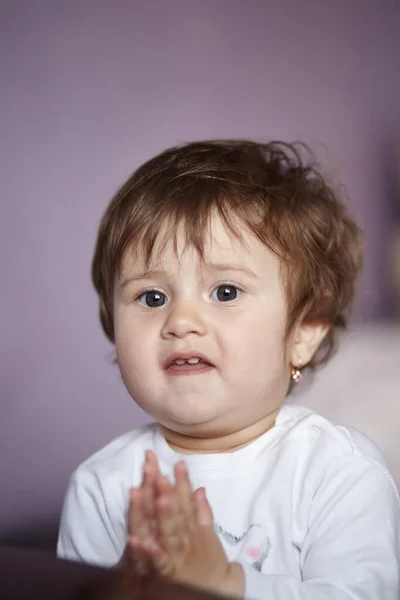 Une Fille Applaudit Les Mains Fermer Portrait Bébé Fille Mignonne — Photo