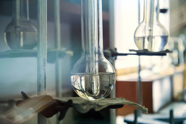 Kimya Laboratuarının Klasik Ekipmanları Antika Laboratuvar Cam Mataraları Kimyasal Dolap — Stok fotoğraf