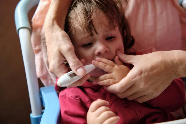 Mãe Mede Temperatura Filhinha Menina Está Doente Tem Febre Bebé — Fotografia de Stock