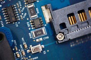Bağlantı yuvası ve mikroçipli bilgisayar ana kartının makro görüntüsü. Donanım arayüzü ve bileşenleriyle elektronik devre kartının detaylı görüntüsü. Elektronik slot makineleri ve parçaların yer aldığı yüksek teknoloji dijital donanım arkaplanı