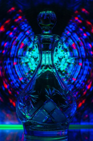 Светящийся кристаллический графин — стоковое фото