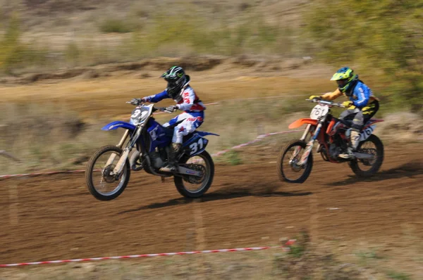 Campeonato de Rusia de Motocross entre motocicletas y vehículos todo terreno — Foto de Stock