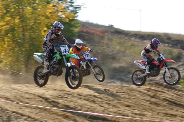 Campeonato de Rusia de Motocross entre motocicletas y vehículos todo terreno Imagen De Stock