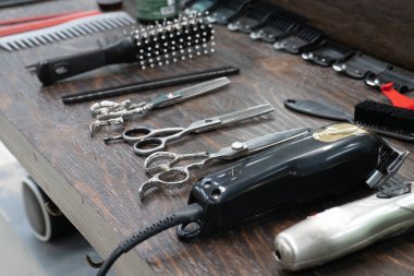 Berber aksesuarları kapanıyor. Makas ve tarak..