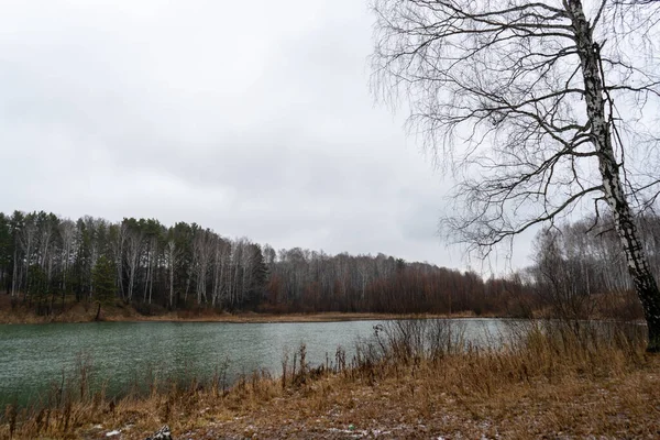 Podzimní jezero pod deštěm — Stock fotografie