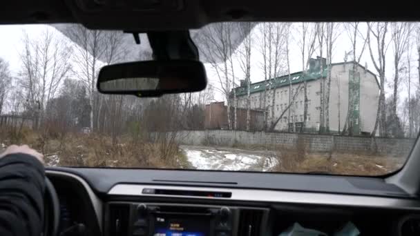 O carro sai da estrada em direção à cidade — Vídeo de Stock