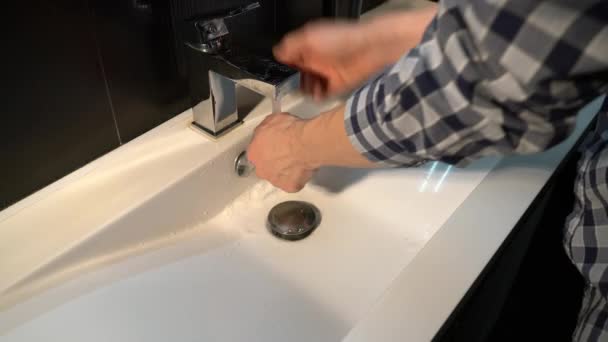 Een Man Wast Zijn Handen Van Dichtbij — Stockvideo