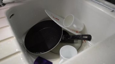 Tabakları bulaşık makinesine koyar..