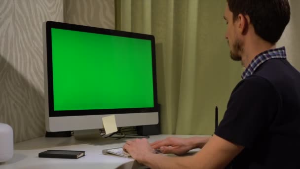 Ein Junger Mann Schaut Auf Den Grünen Bildschirm — Stockvideo
