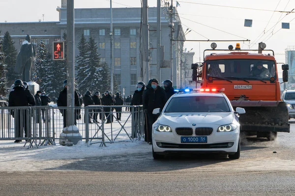 Novosibirsk, Rusya 2021-01-31 Kapatılan Lenin Meydanı 'nda polis arabaları.