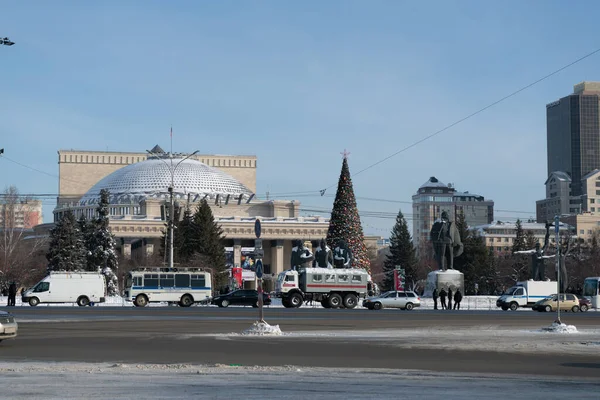 Novosibirsk, Rusya 2021-01-31 Kapatılan Lenin Meydanı 'nda polis arabaları.