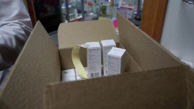 Kapalı bir kutuda ilaçlar. Adamın eli kutudan ilacı alıyor..