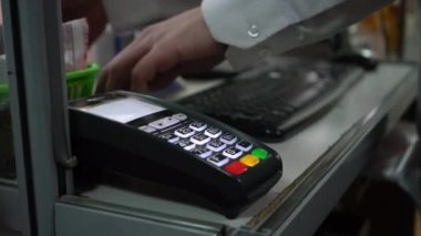 Banka ödeme terminali, kasiyerin iş yerinde..