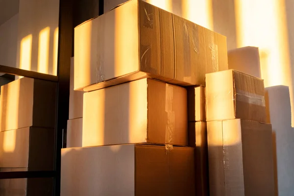 Kartónové Krabice Slunci Tmavé Místnosti — Stock fotografie